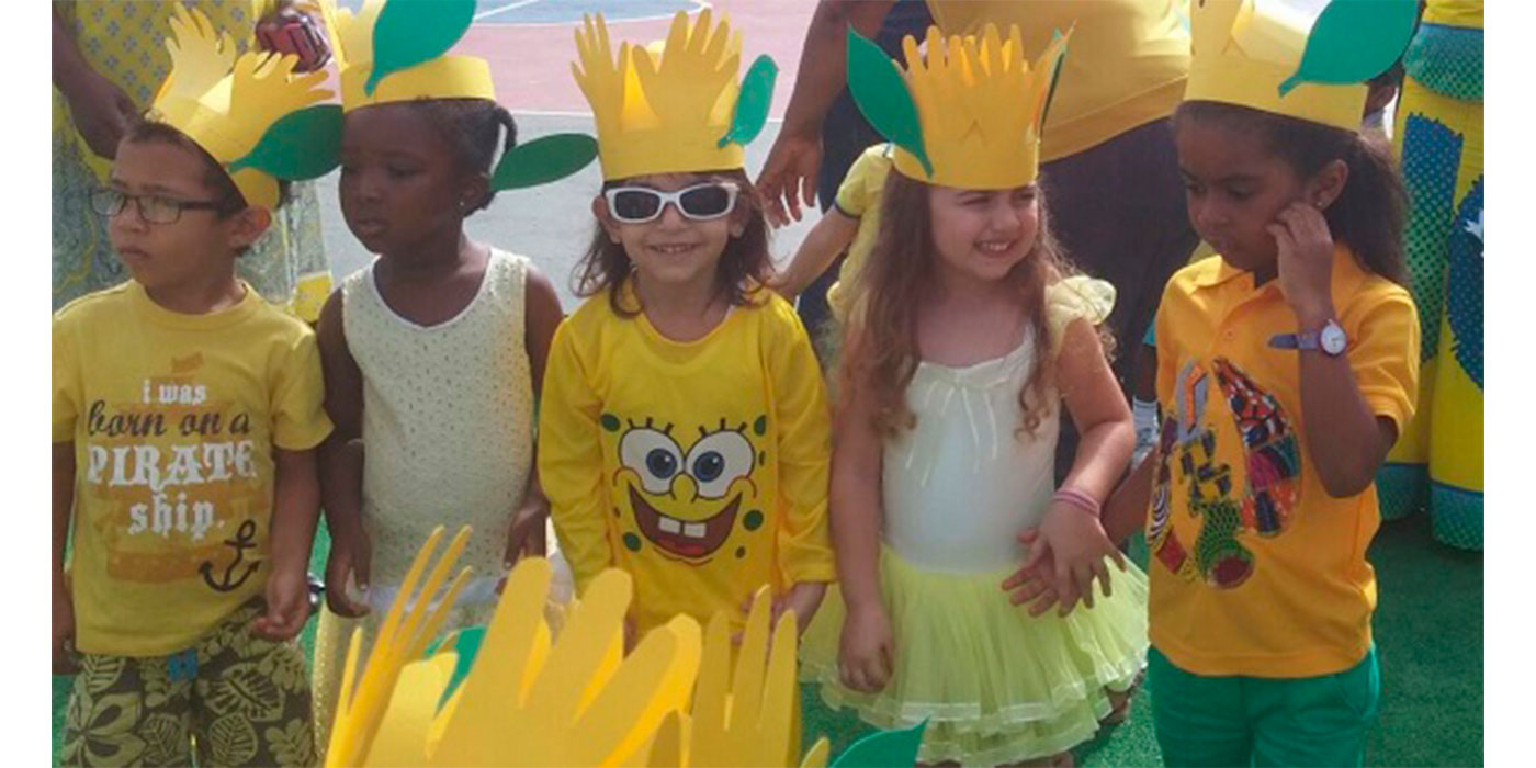 niños festejando el yellow day